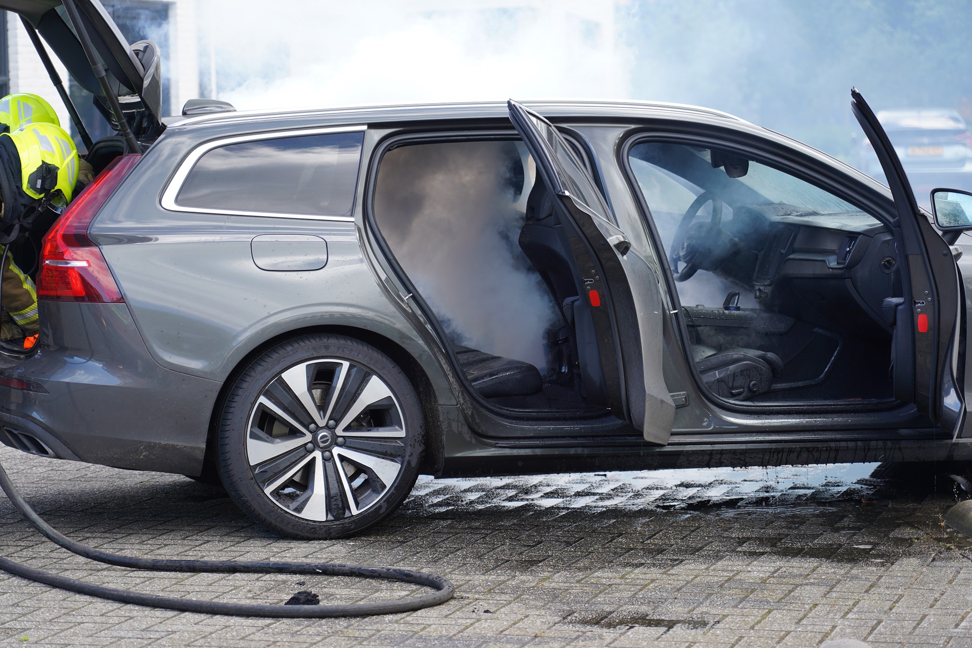 Hybride auto vliegt in brand tijdens opladen