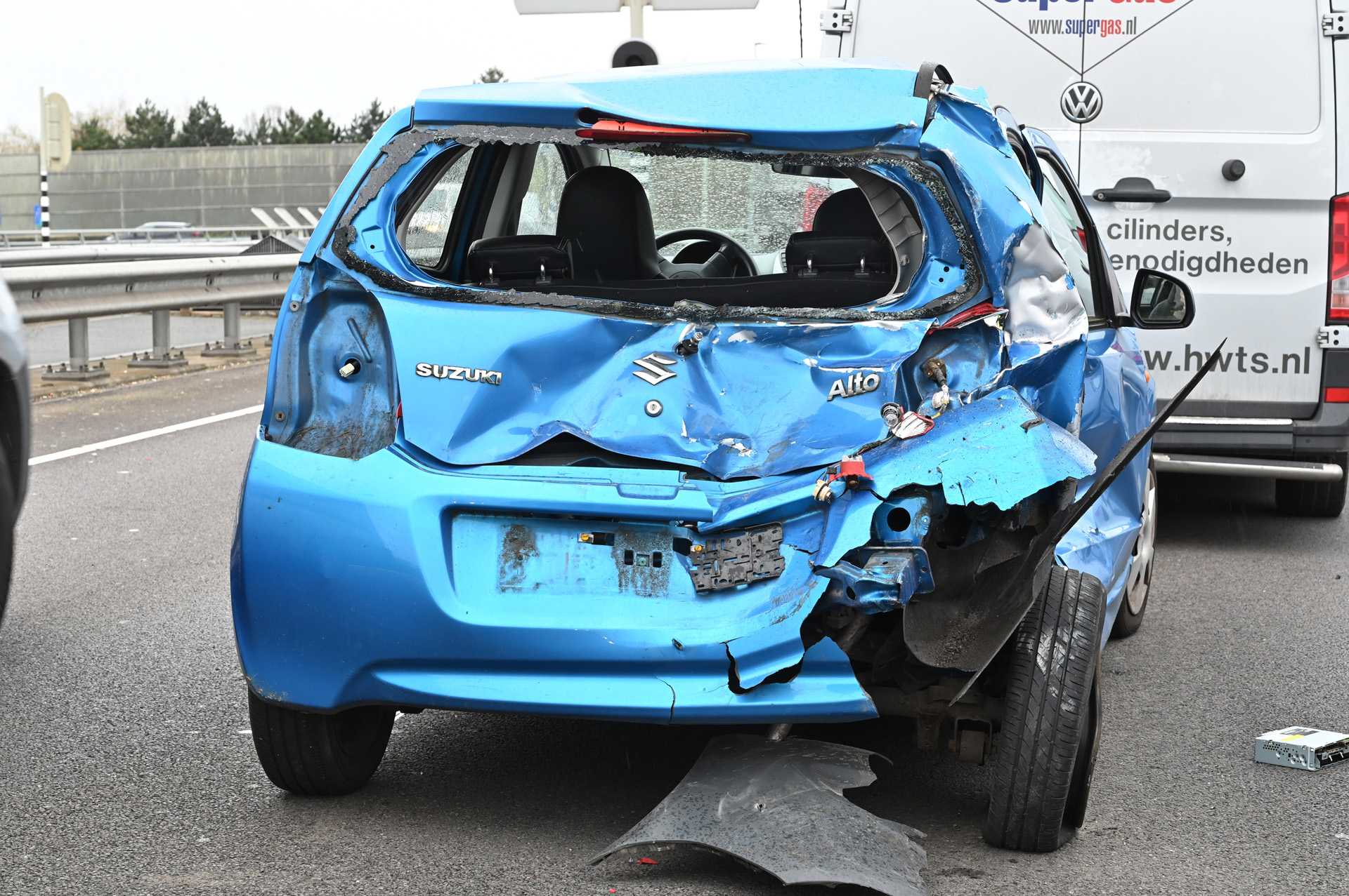 Auto en vrachtwagen ernstig beschadigd bij ongeval