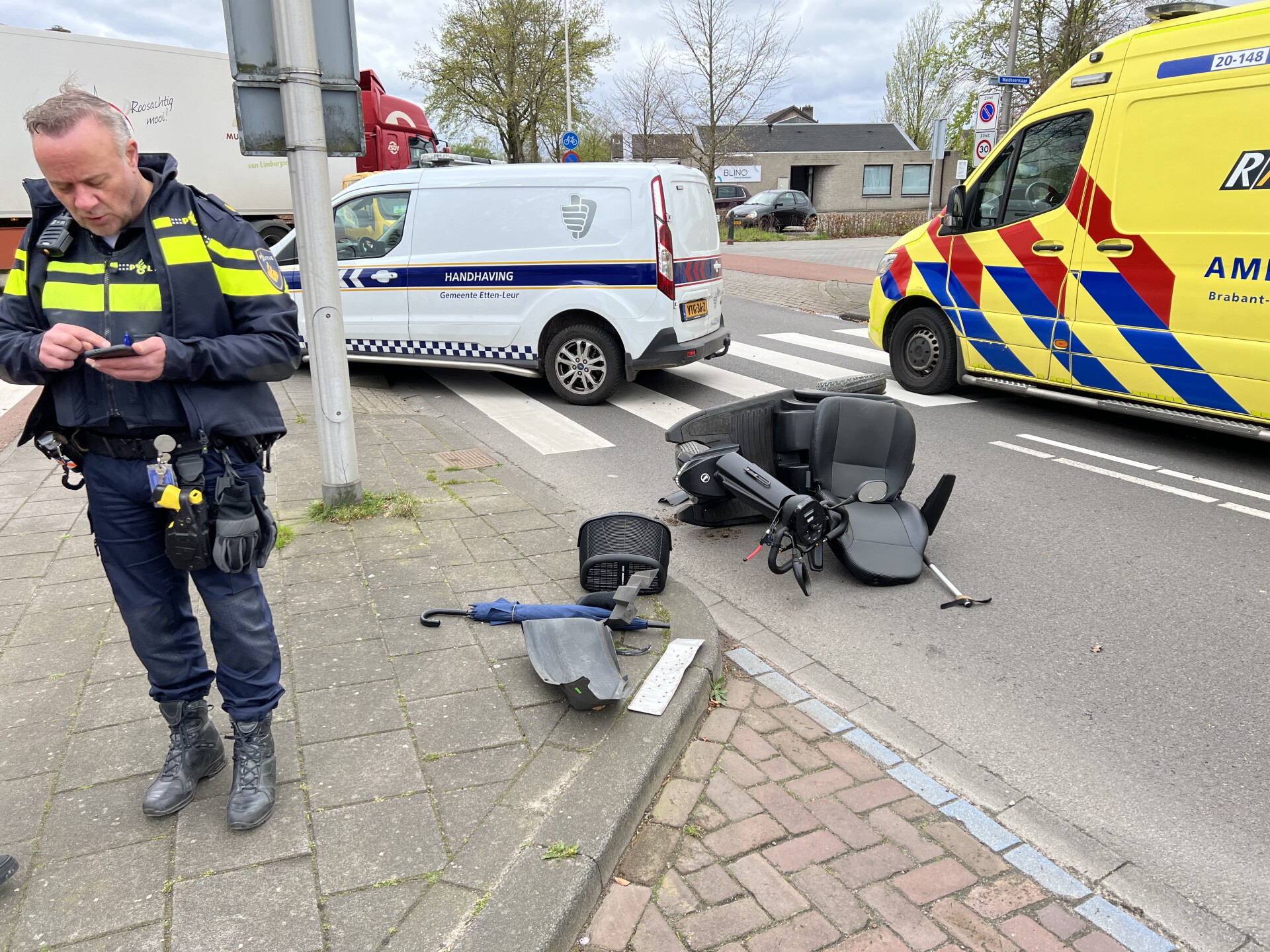 Scootmobiel aangereden door auto