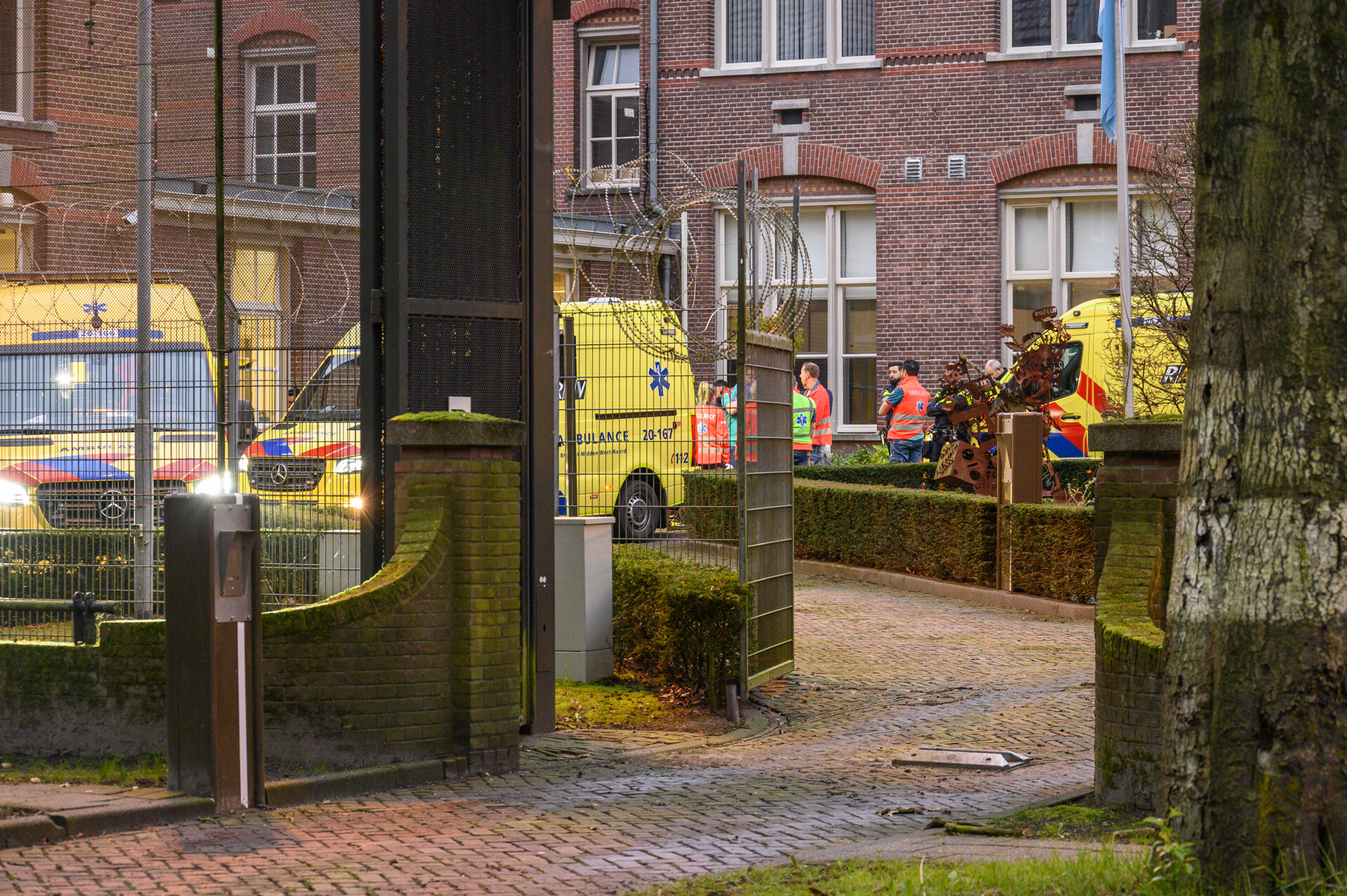 Zeven medewerkers jeugdgevangenis naar ziekenhuis na inademen vreemde lucht
