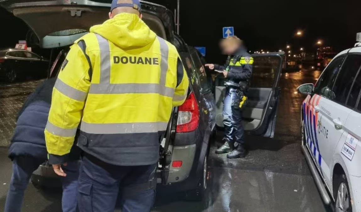 Crossende motors en bestuurder onder invloed; politie controleert havengebied