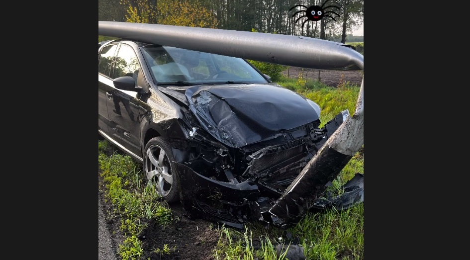 Vrouw schrikt van spin en botst tegen lantaarnpaal