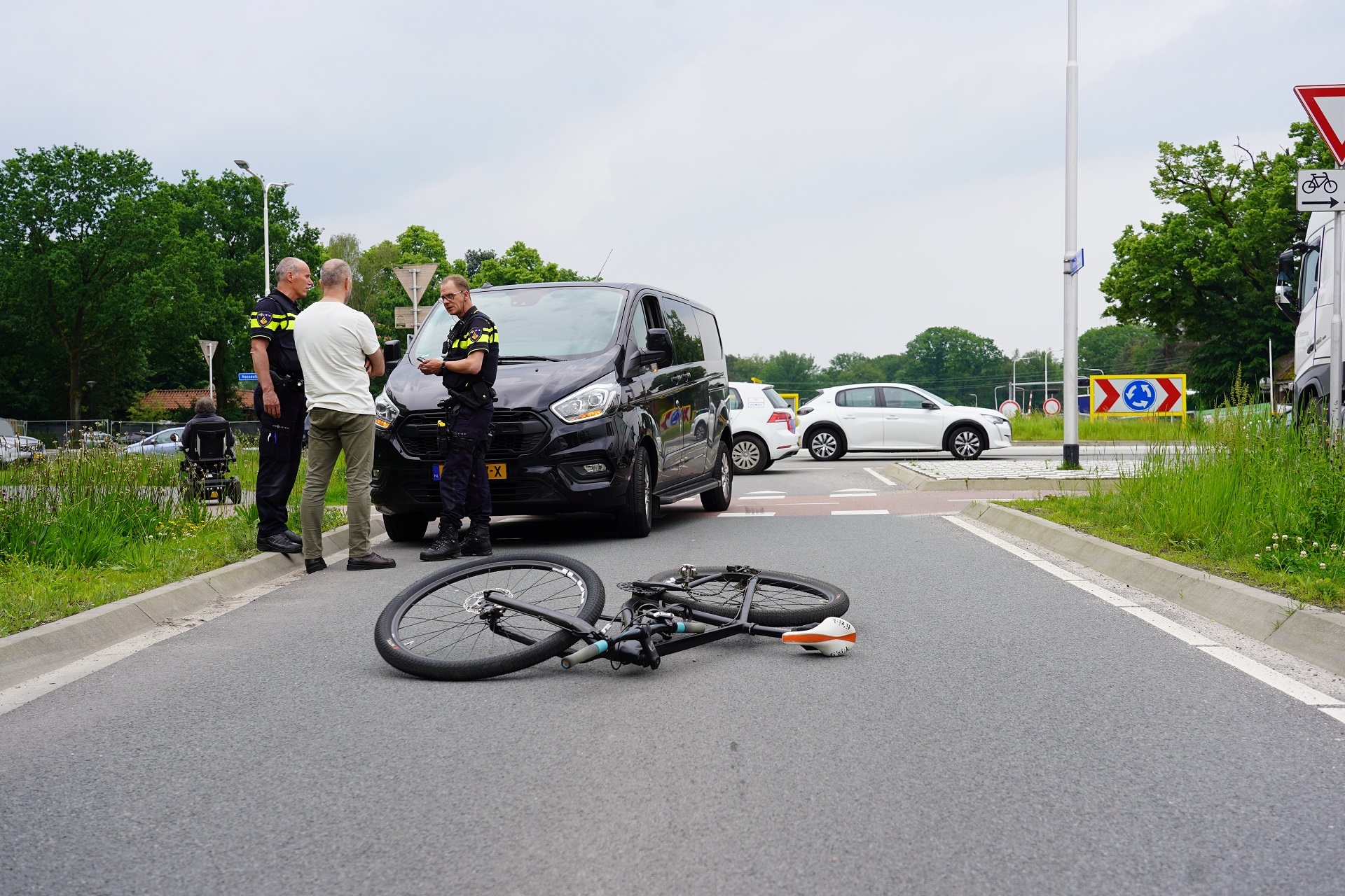 Mountainbiker geschept door bestelbus op rotonde