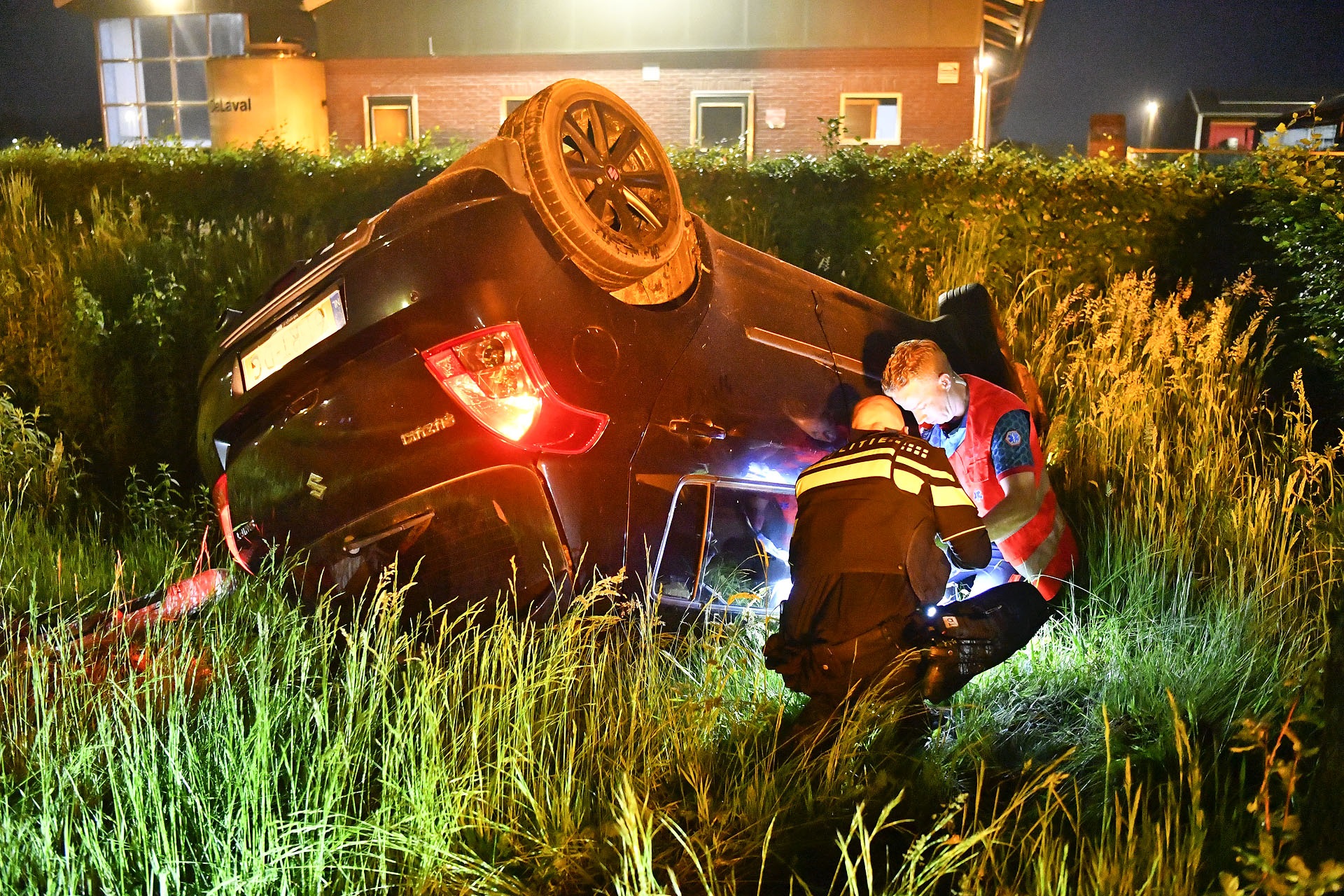 Automobiliste raakt van de weg en belandt op z’n kop