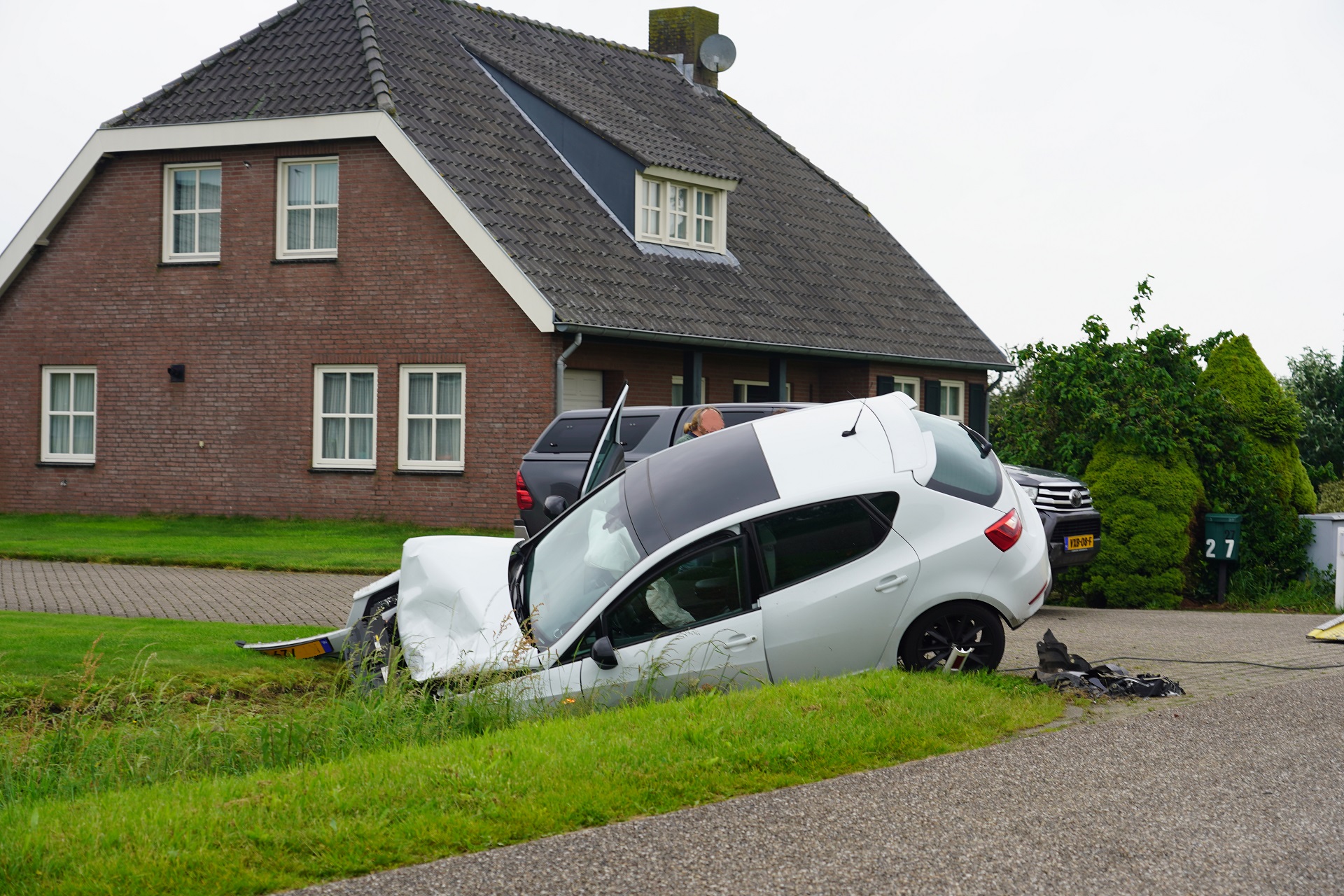 Veel schade doordat auto in sloot belandt