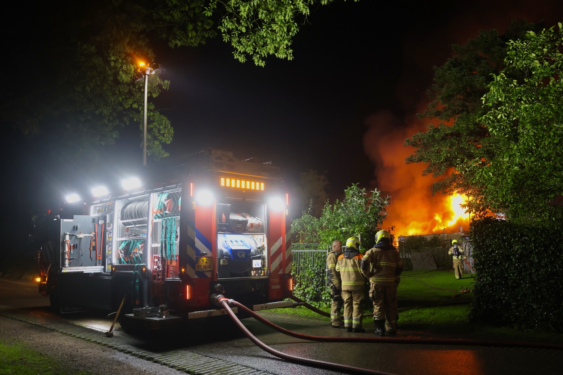 Grote uitslaande brand in opslagloods