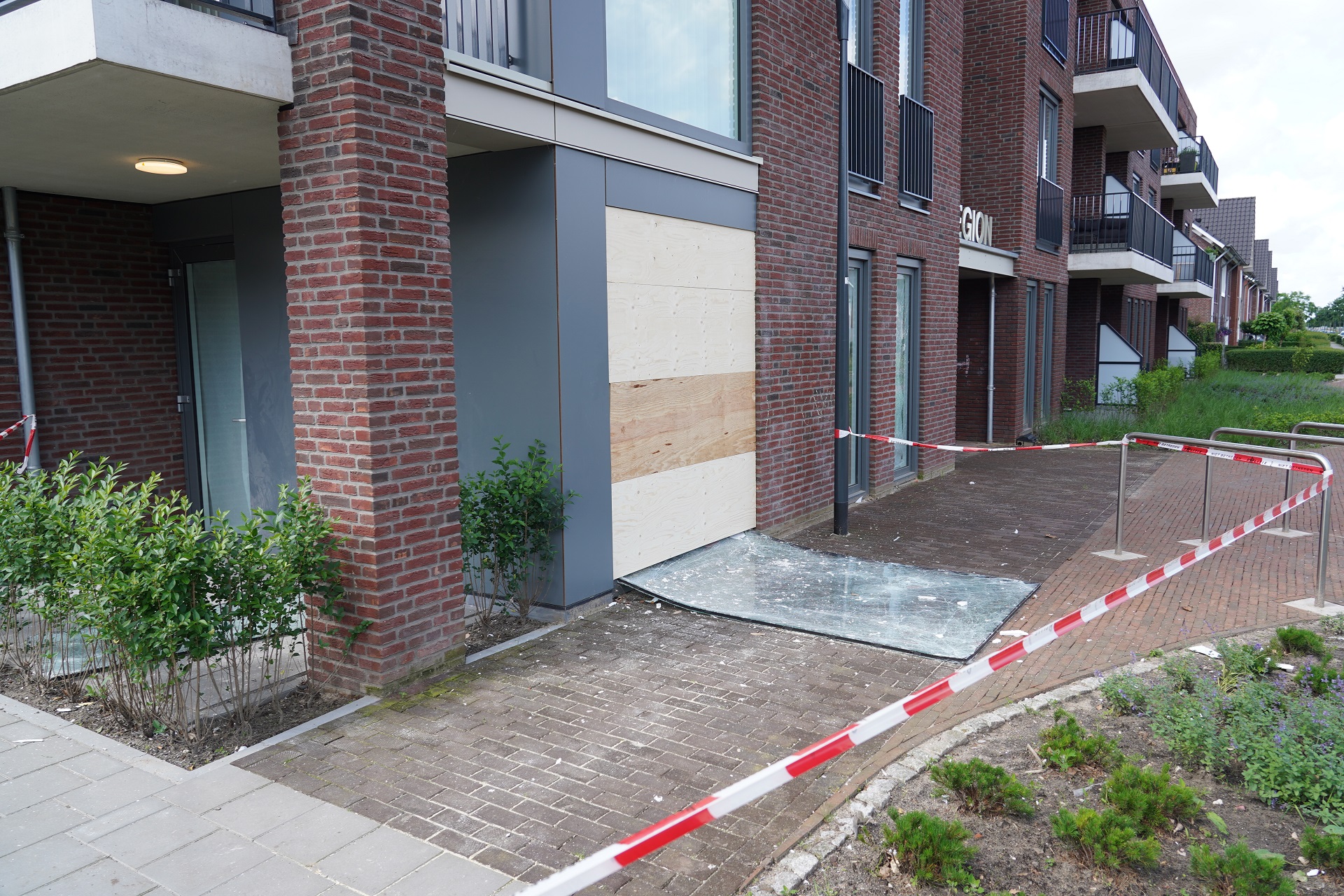 Jongens gooien zwaar vuurwerk bij woning naar binnen