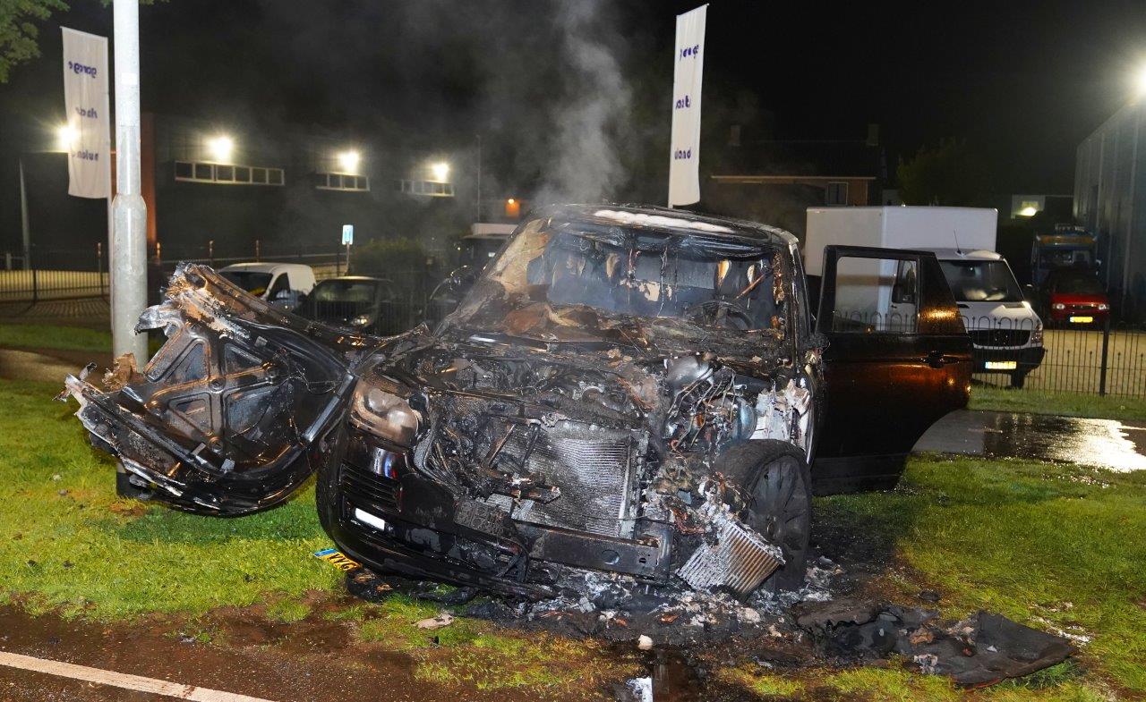 Range Rover uitgebrand bij garagebedrijf, vermoedelijk brandstichting