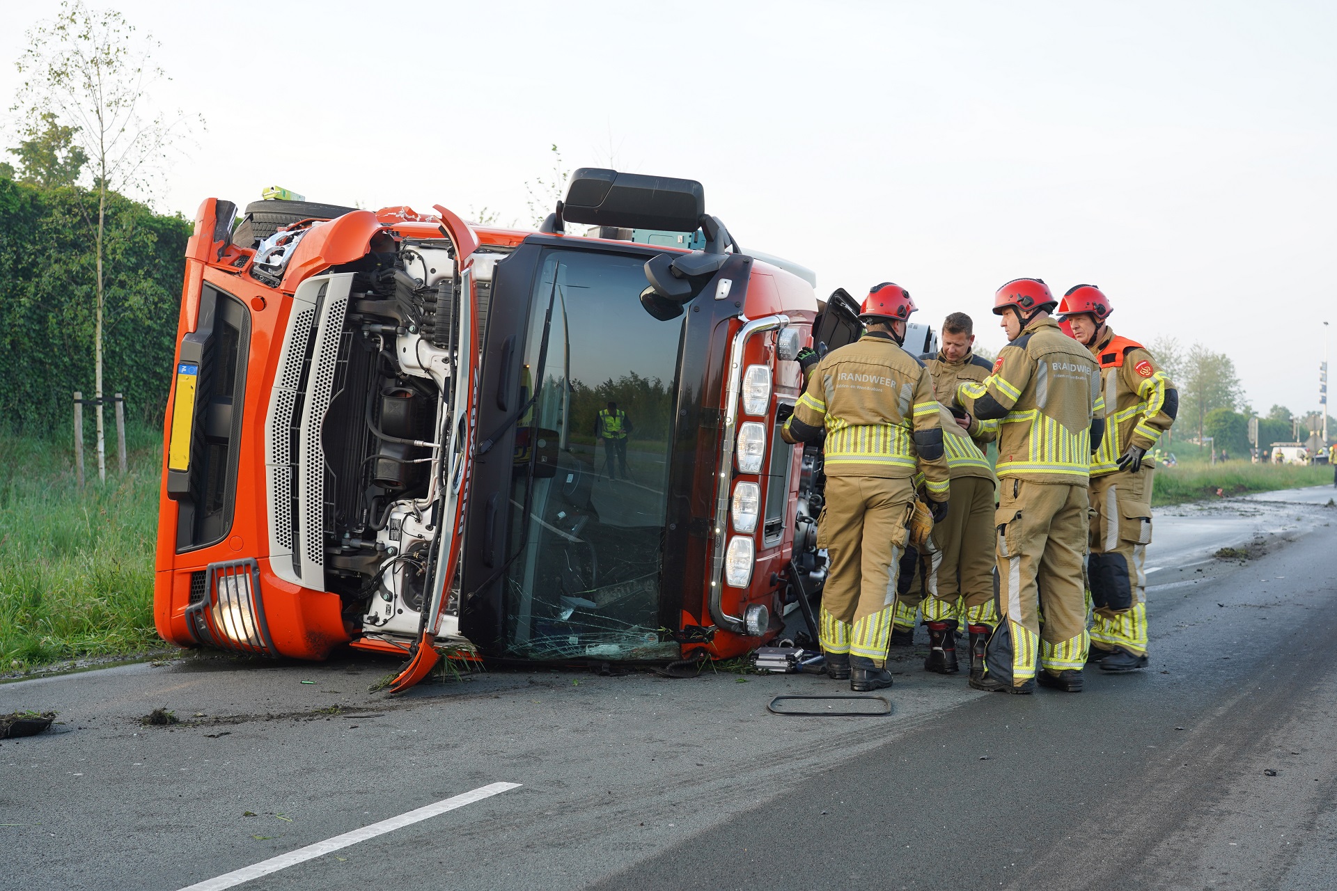 Vrachtwagen gekanteld na aanrijding met auto
