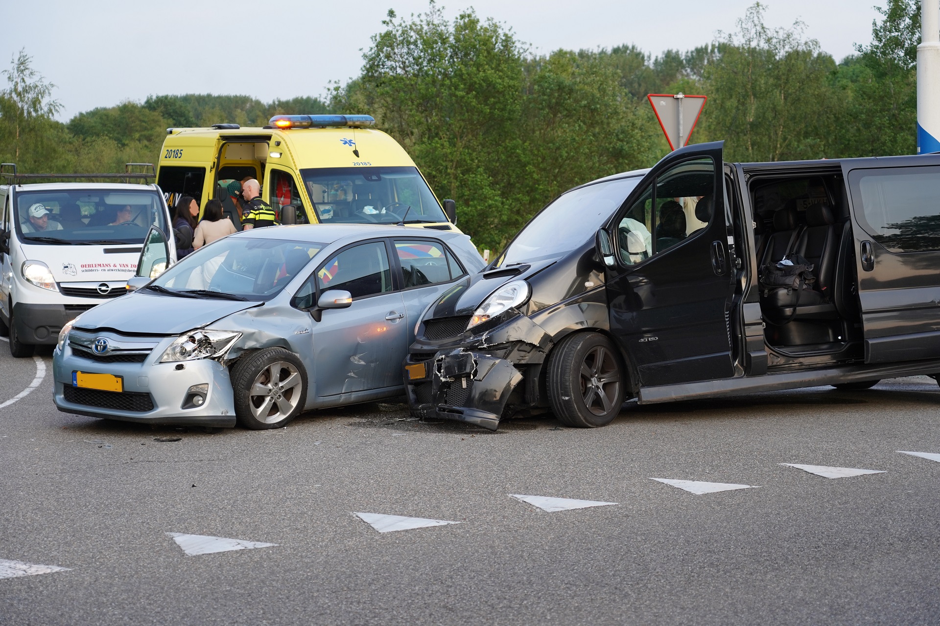 Veel schade na ongeval tussen twee auto’s en bestelbus