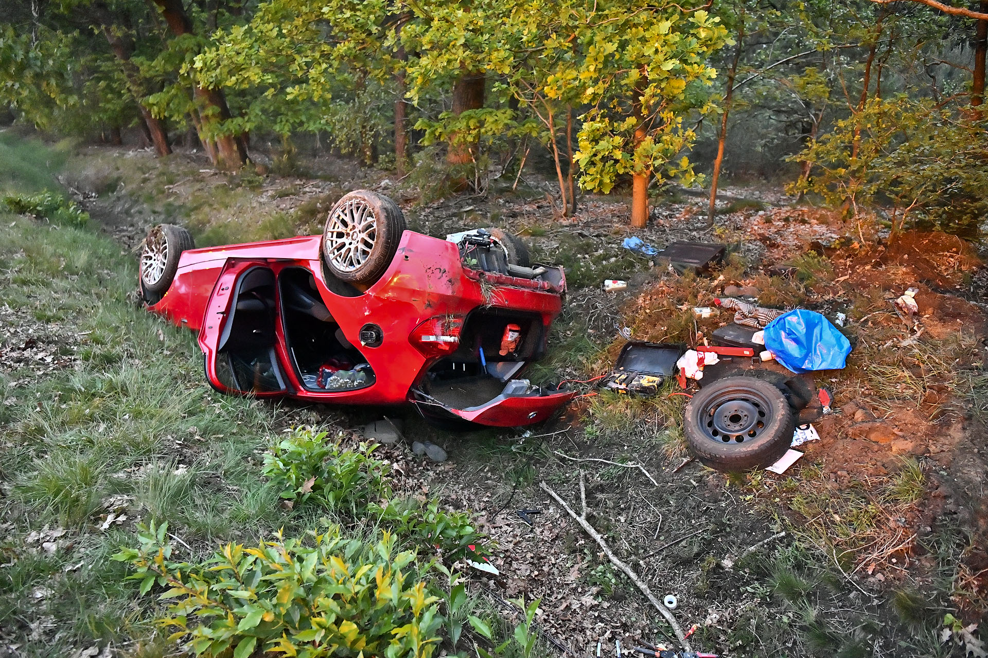 Auto van de weg gereden, vrouw aangehouden