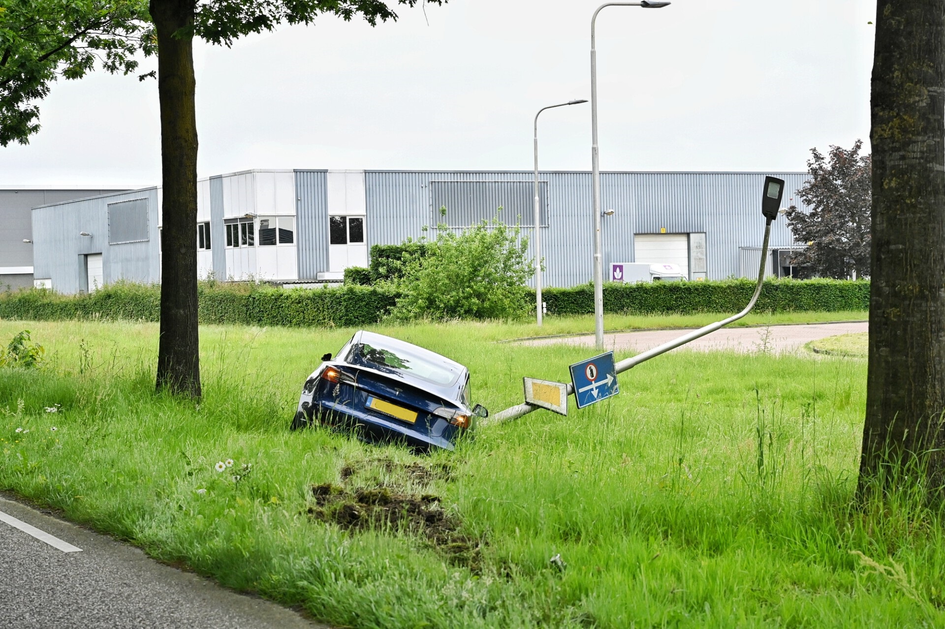 Veel schade na ongeval tussen drie voertuigen, één gewonde naar ziekenhuis