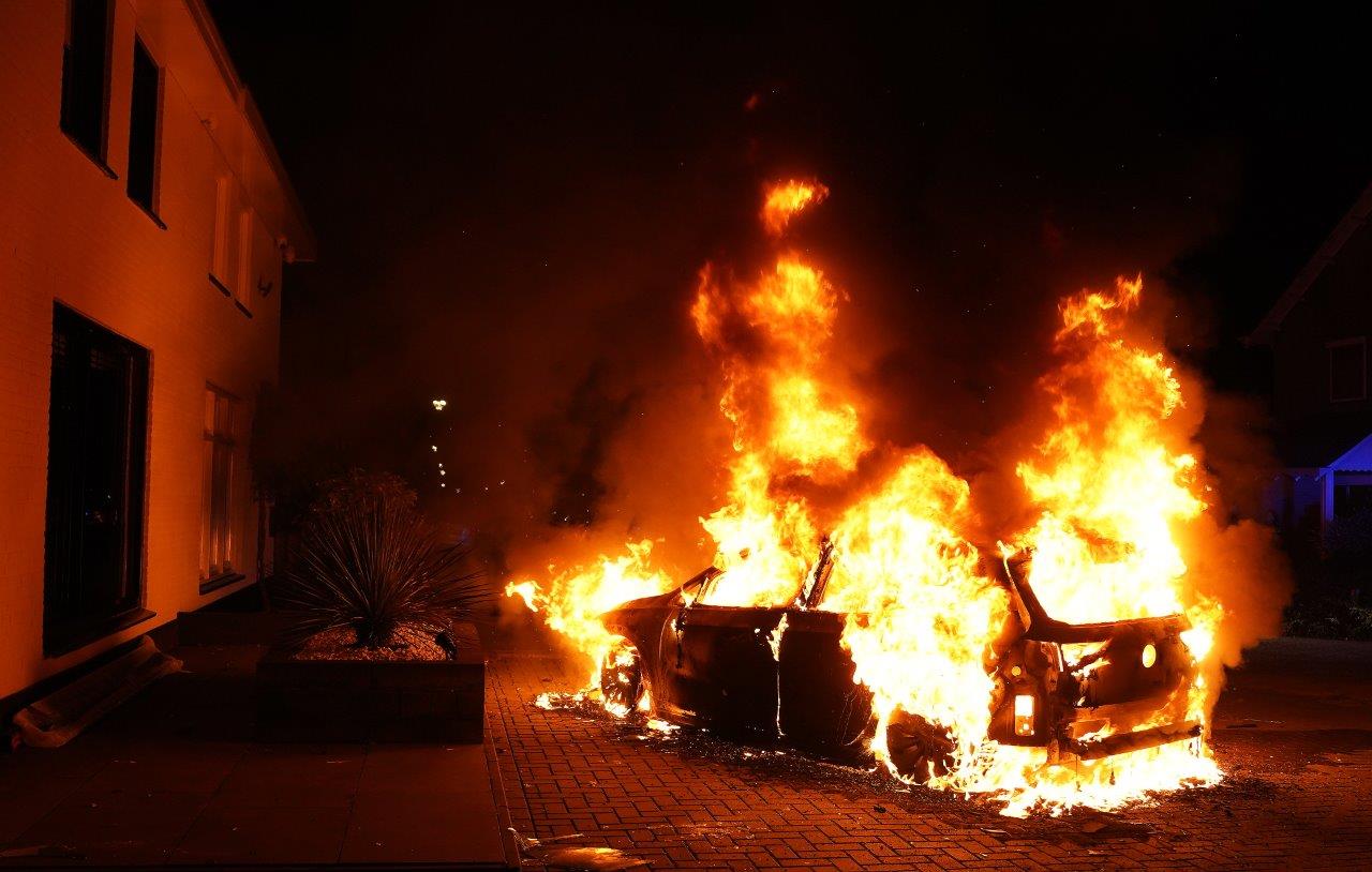 Auto overgoten met vloeistof en in brand gestoken