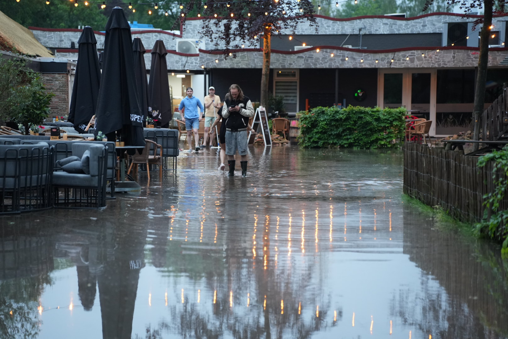 Restaurant loopt onder water na hevige regenbui