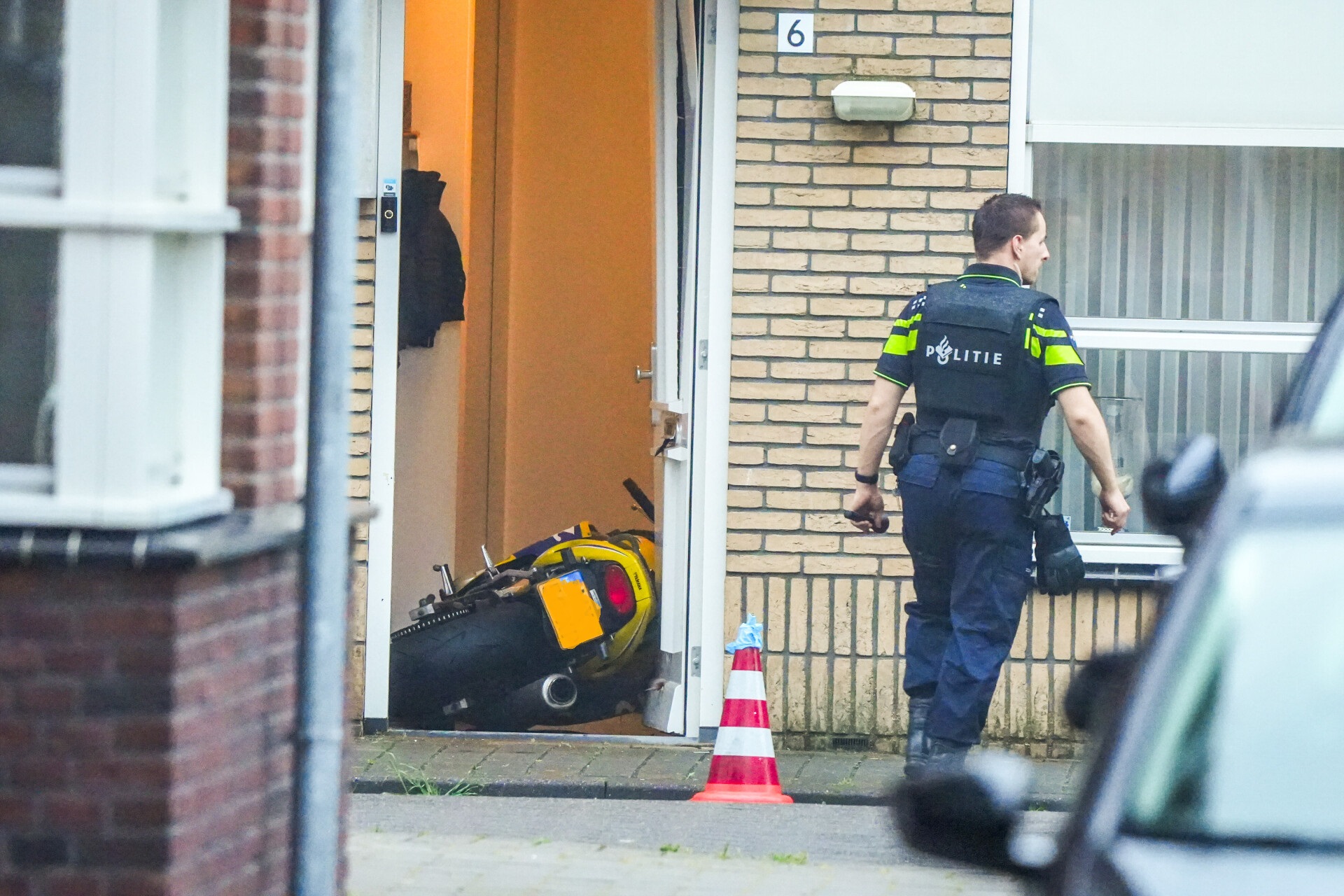 UPDATE: Motorrijder (30) met pistool die dwars door voordeur reed meldt zich