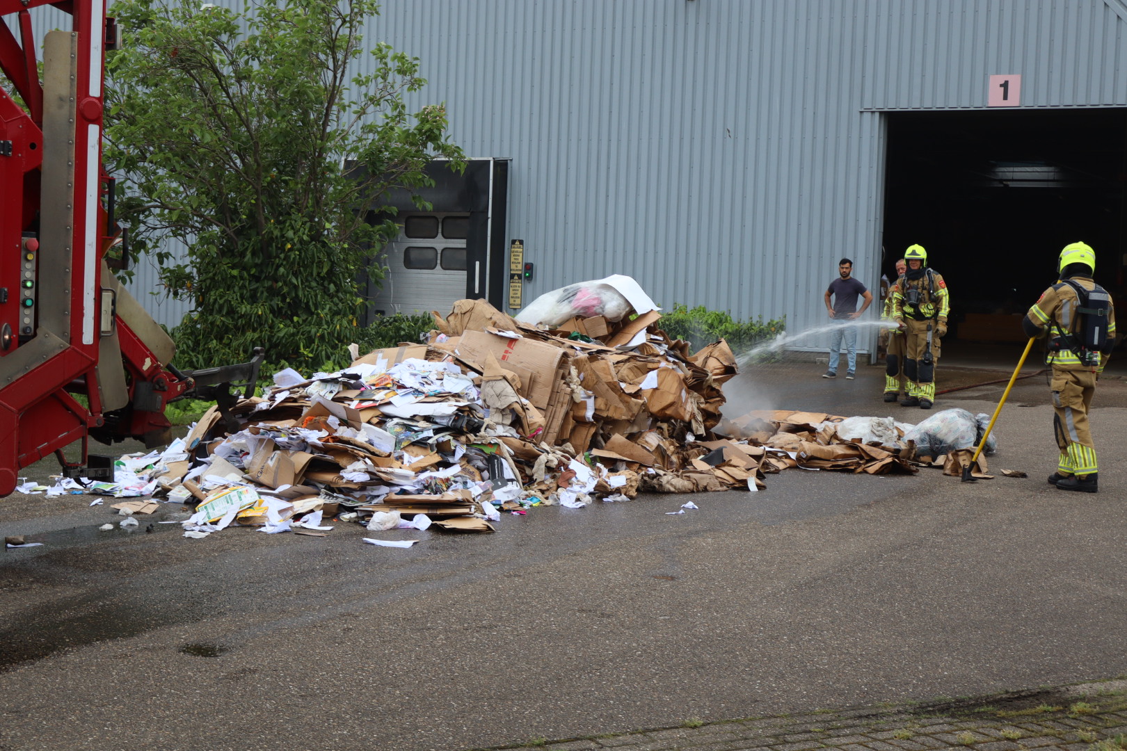 Brand in vuilniswagen met papier door fietsaccu’s