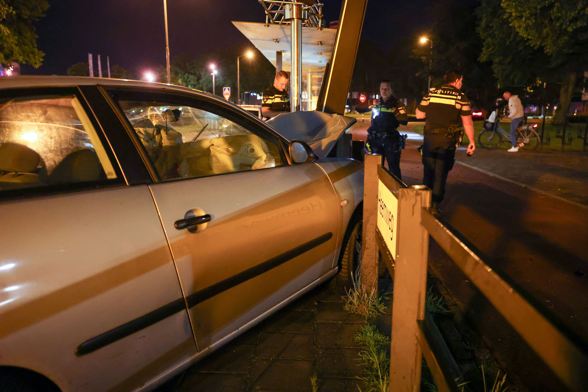 Automobilist verliest macht over het stuur en ramt bushalte