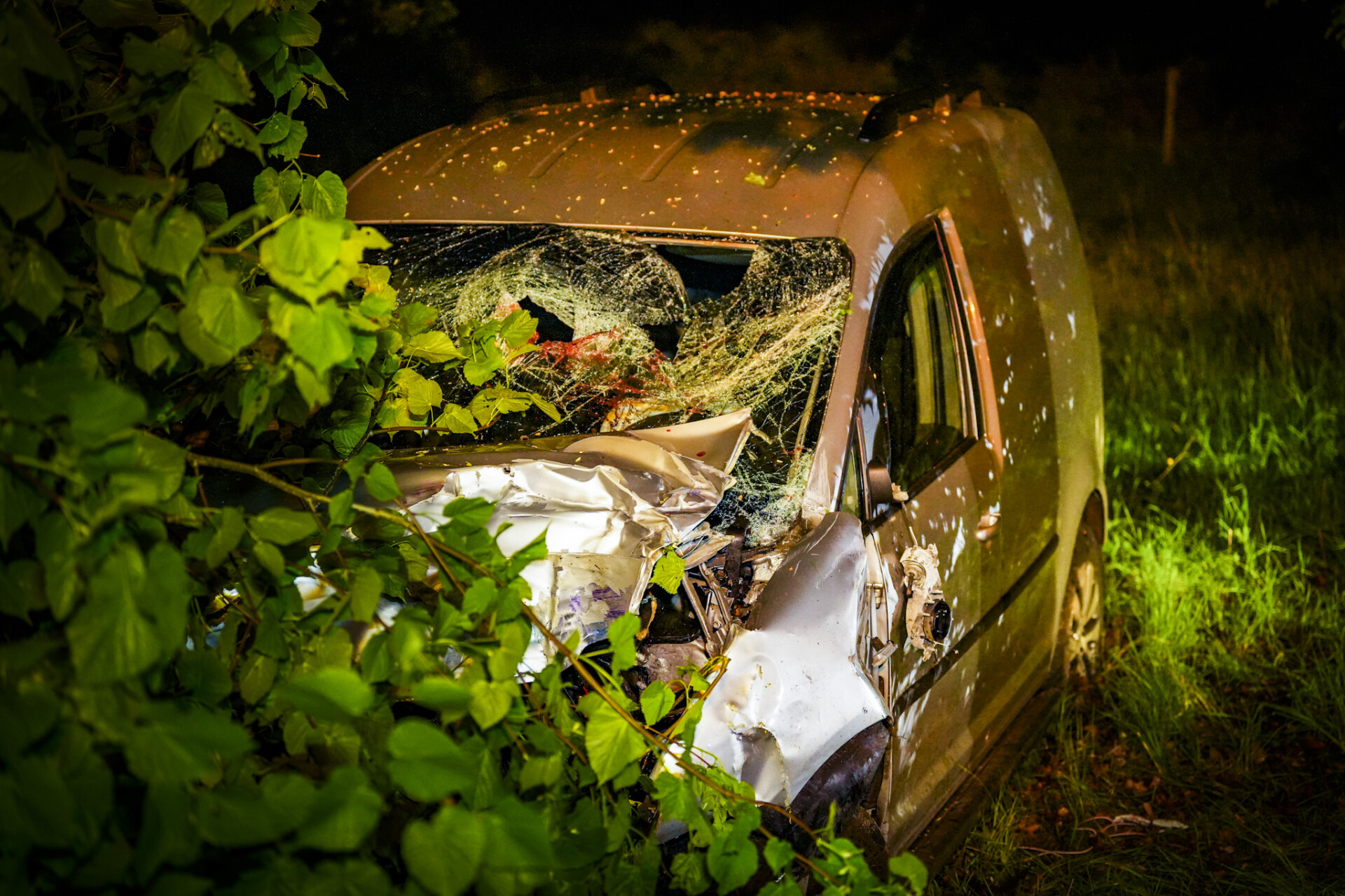Bestuurder en motorblok uit auto geslingerd na crash