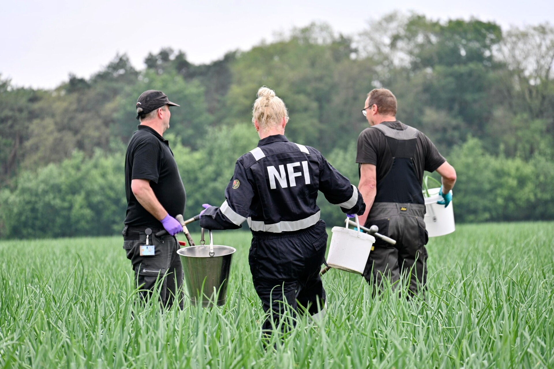 Groot onderzoek op 20 weilanden na anonieme tip: drugsafval gevonden op akker