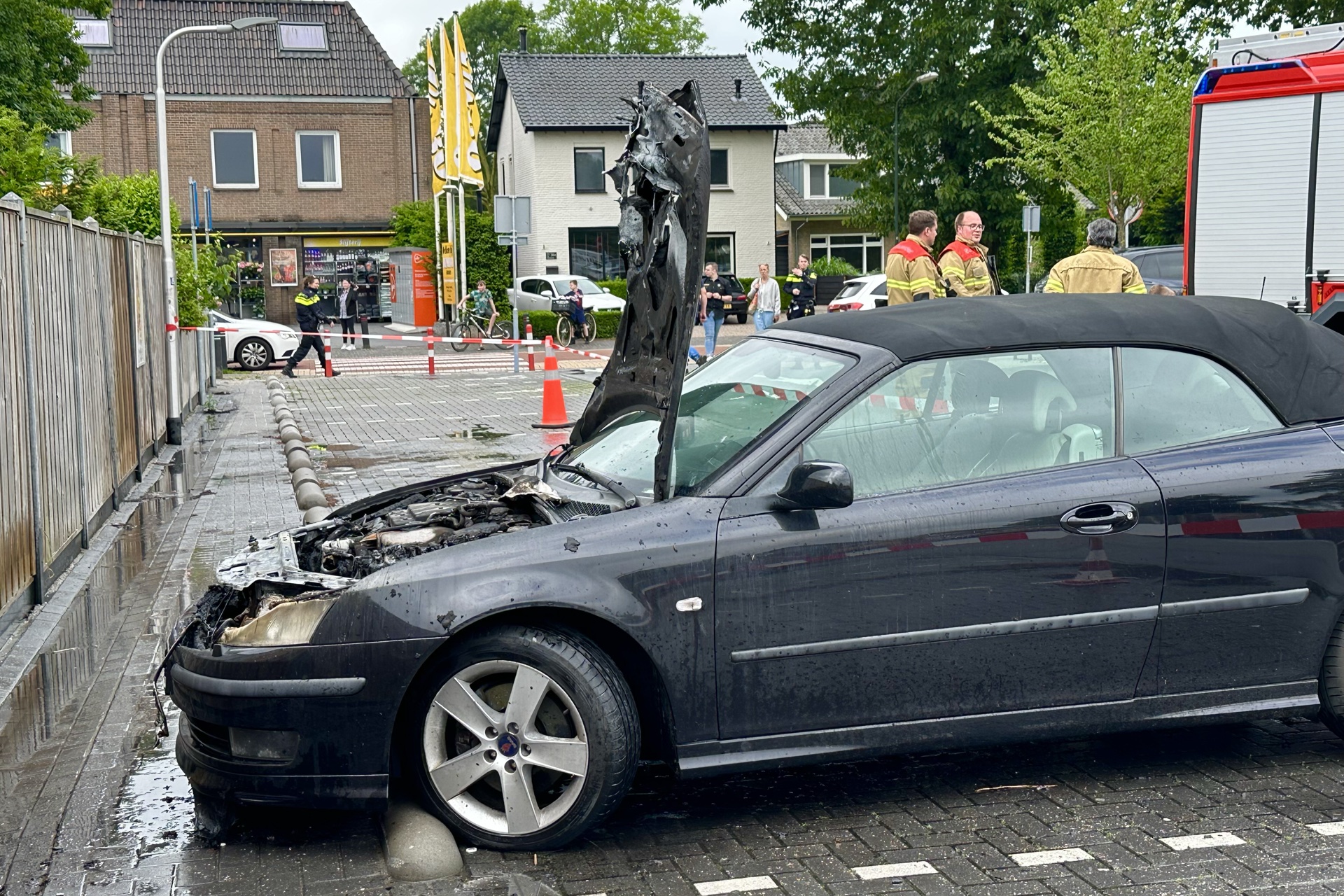 Auto vliegt in brand bij supermarkt