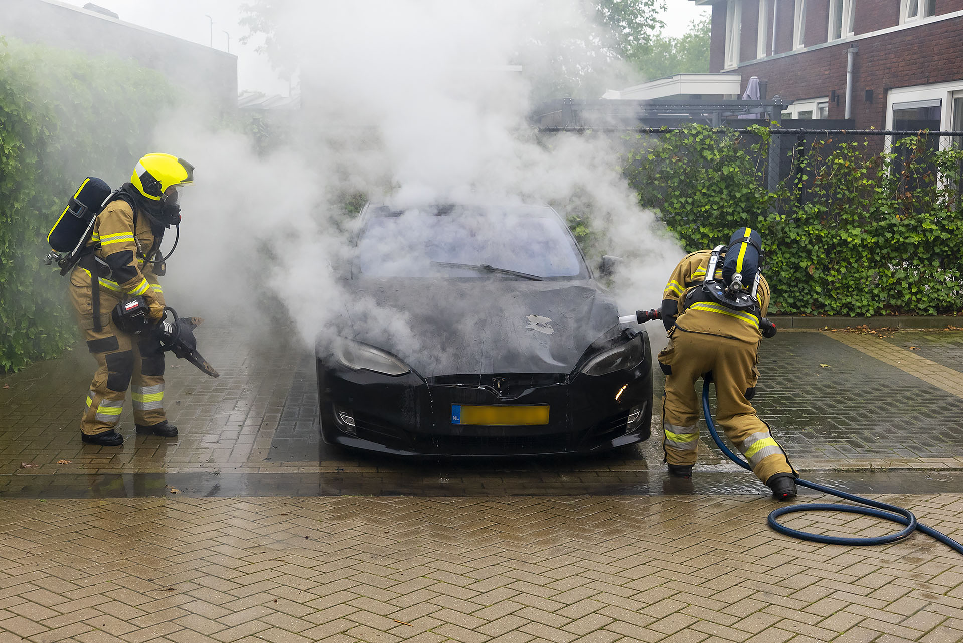 Electrische auto vliegt in brand op parkeerplaats