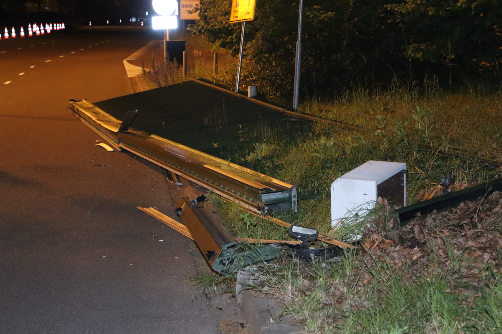 Automobilist ramt hekwerk van de Efteling