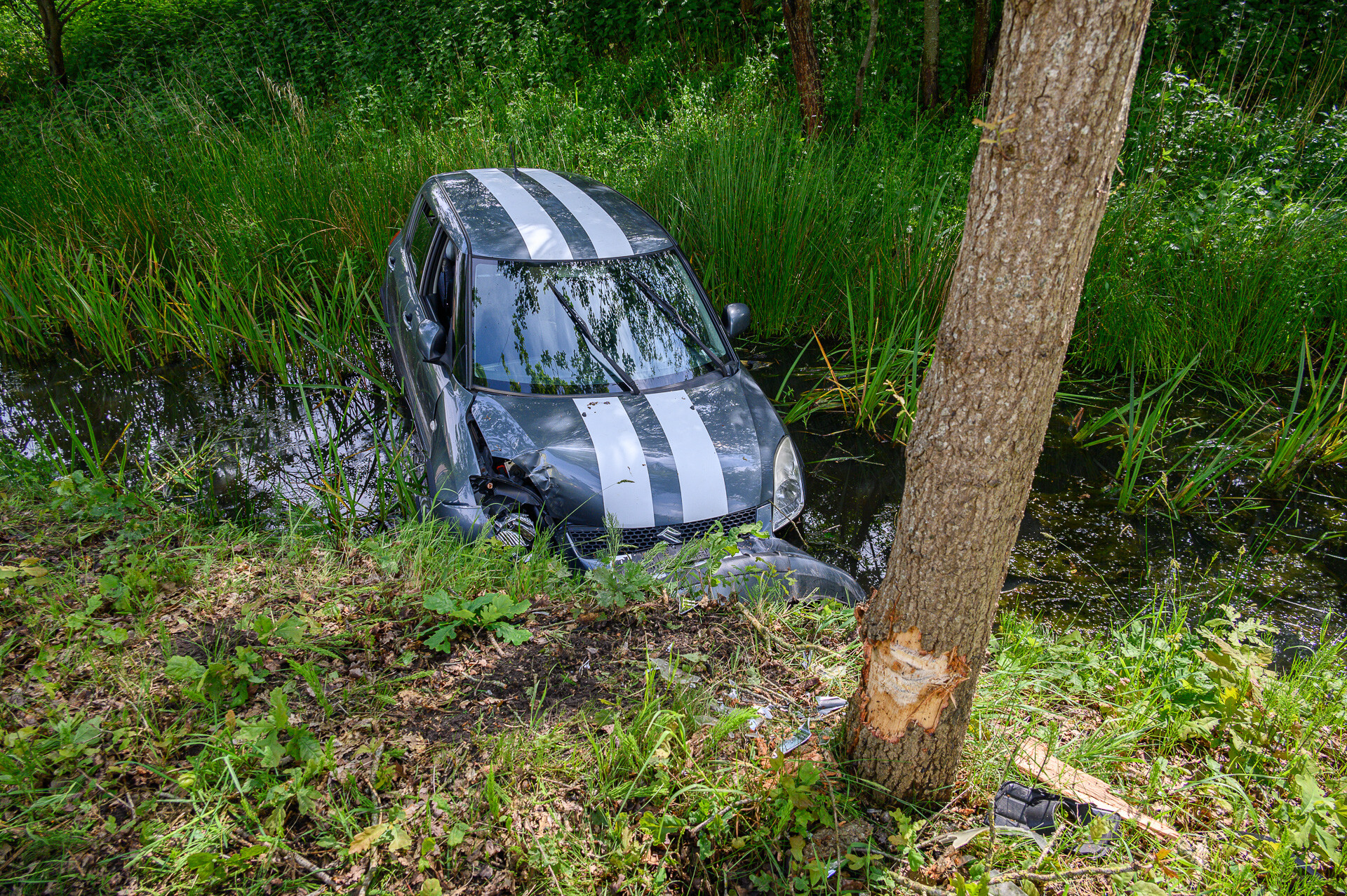 Vrouw en kind belanden met auto in de sloot