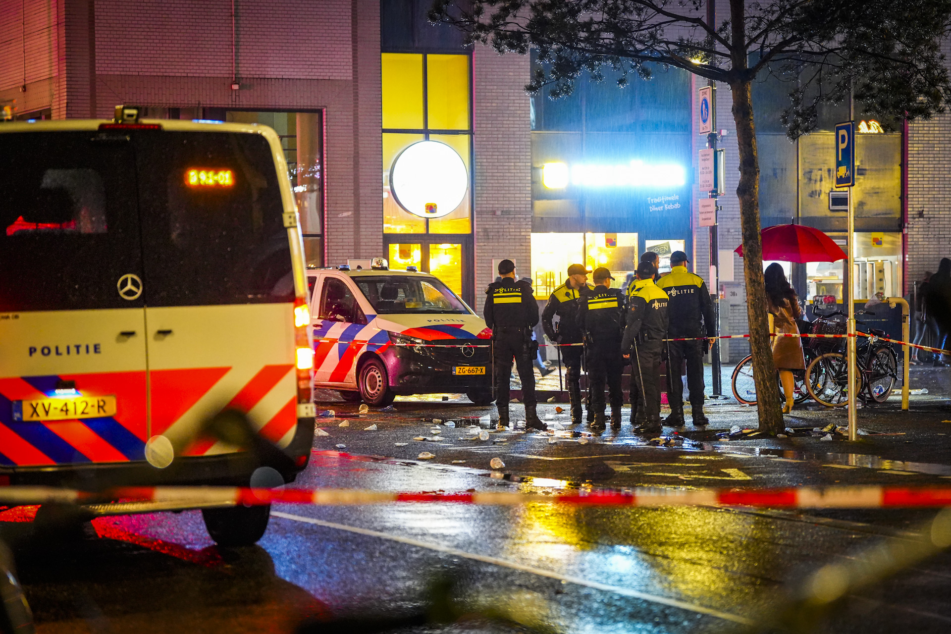 Vrouw komt na PSV-huldiging onder ME-bus terecht, met spoed naar het ziekenhuis