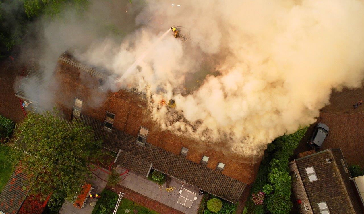 Grote brand na blikseminslag in boerderij met rieten dak