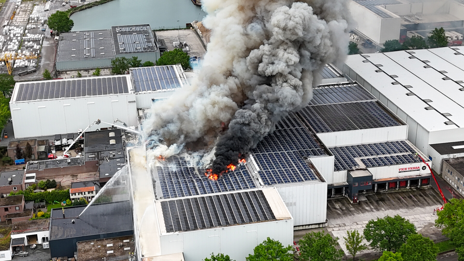 Update: Brand bij distributiebedrijf nog steeds niet onder controle