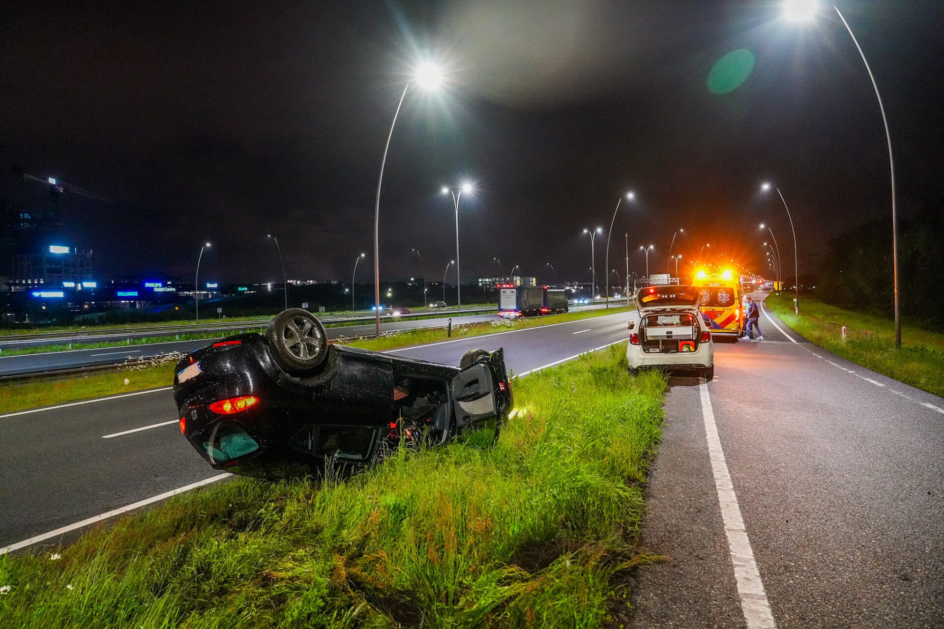 Automobilist verliest macht over het stuur en vliegt over de kop