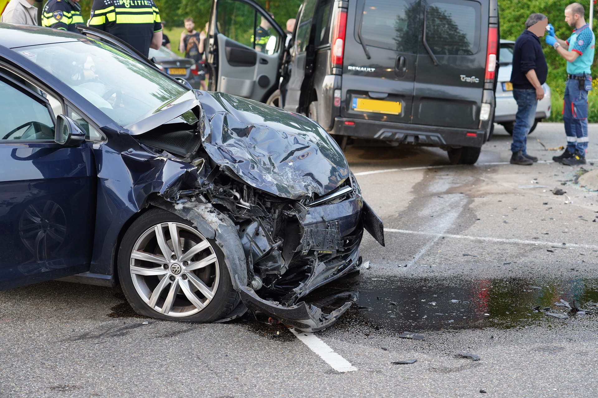 Veel Schade Na Ongeval Tussen Twee Auto’s En Bestelbus - 112Brabant