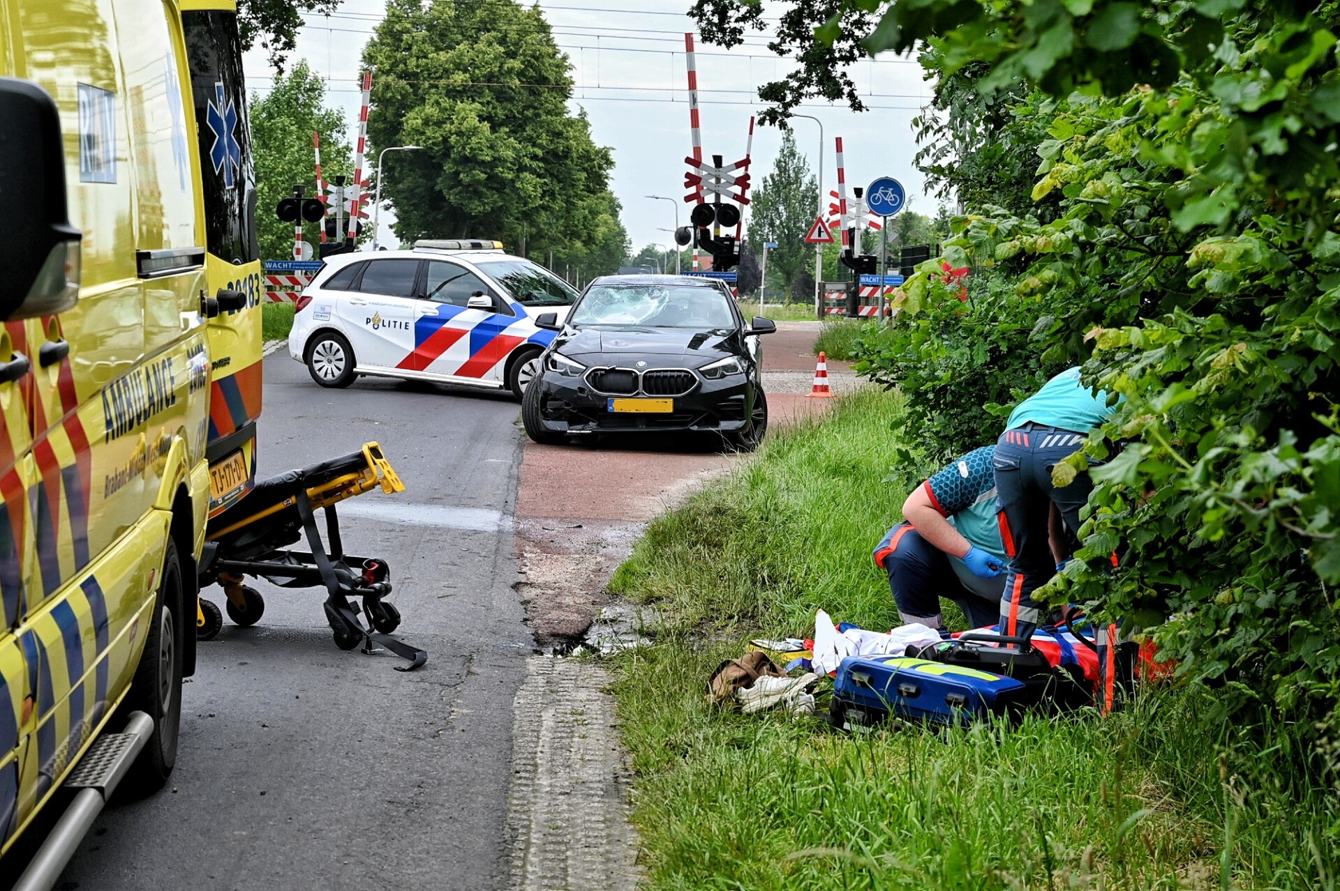 Scooterrijder gelanceerd na aanrijding met auto