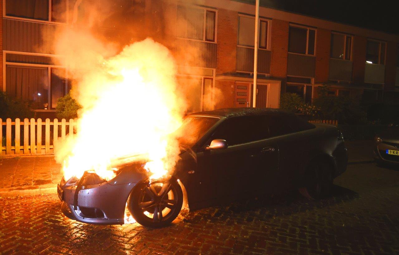 Geparkeerde auto door brand verwoest, politie onderzoekt brandstichting