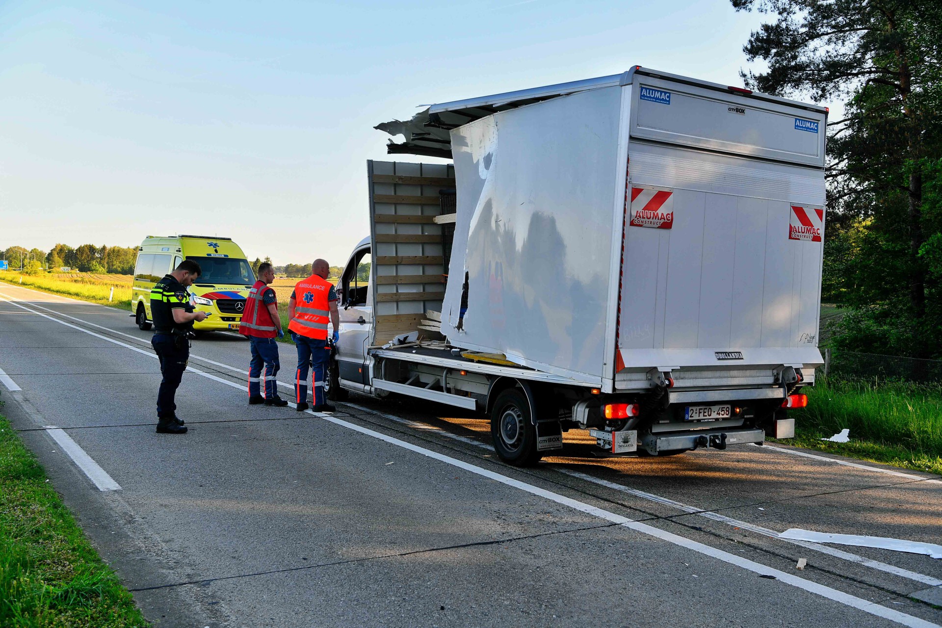 Twee lichtgewonden na botsing tussen vrachtwagen en bakwagen