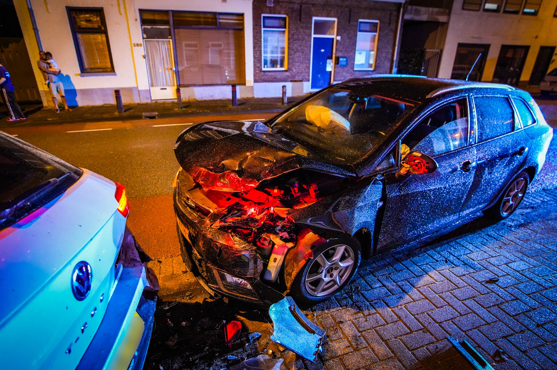 Automobiliste ramt geparkeerde auto, mogelijk onder invloed