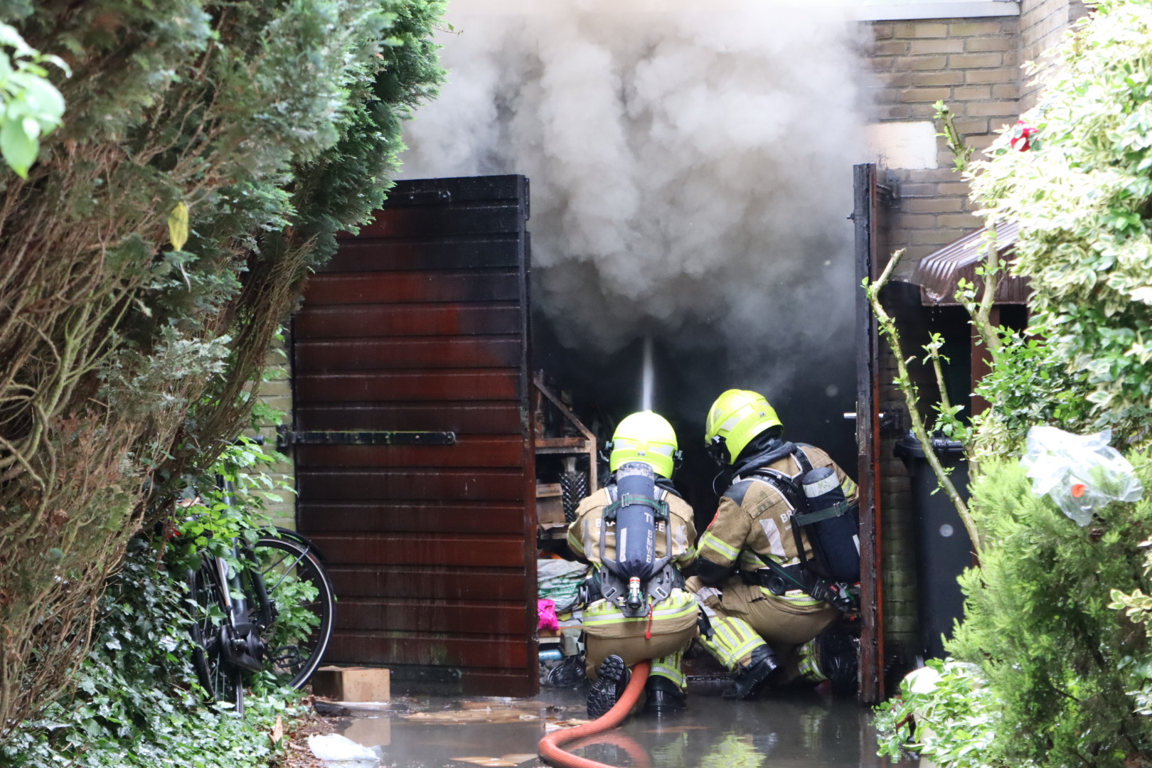 Felle brand in garage van woning