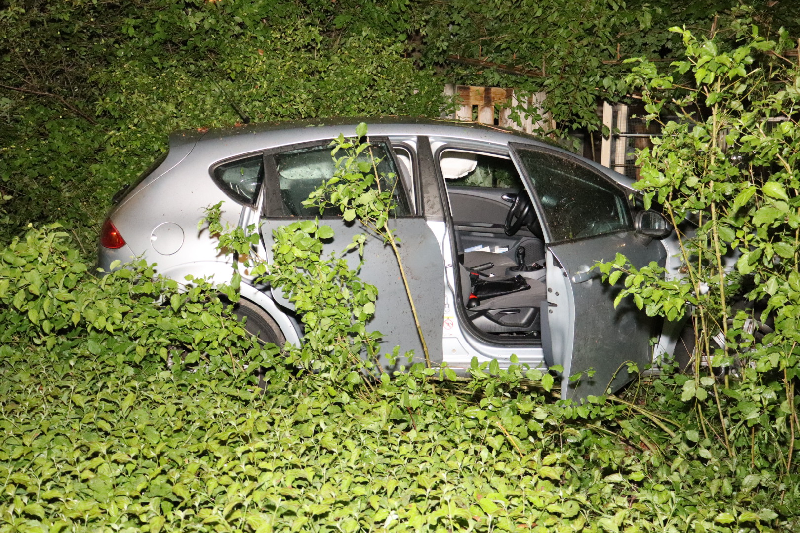 Auto belandt in tuin van woning, bestuurder ongedeerd