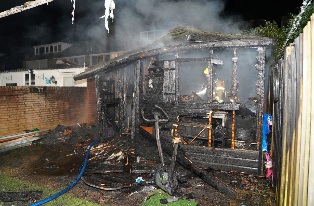 Schuurbrand slaat over naar woning in Den Bosch