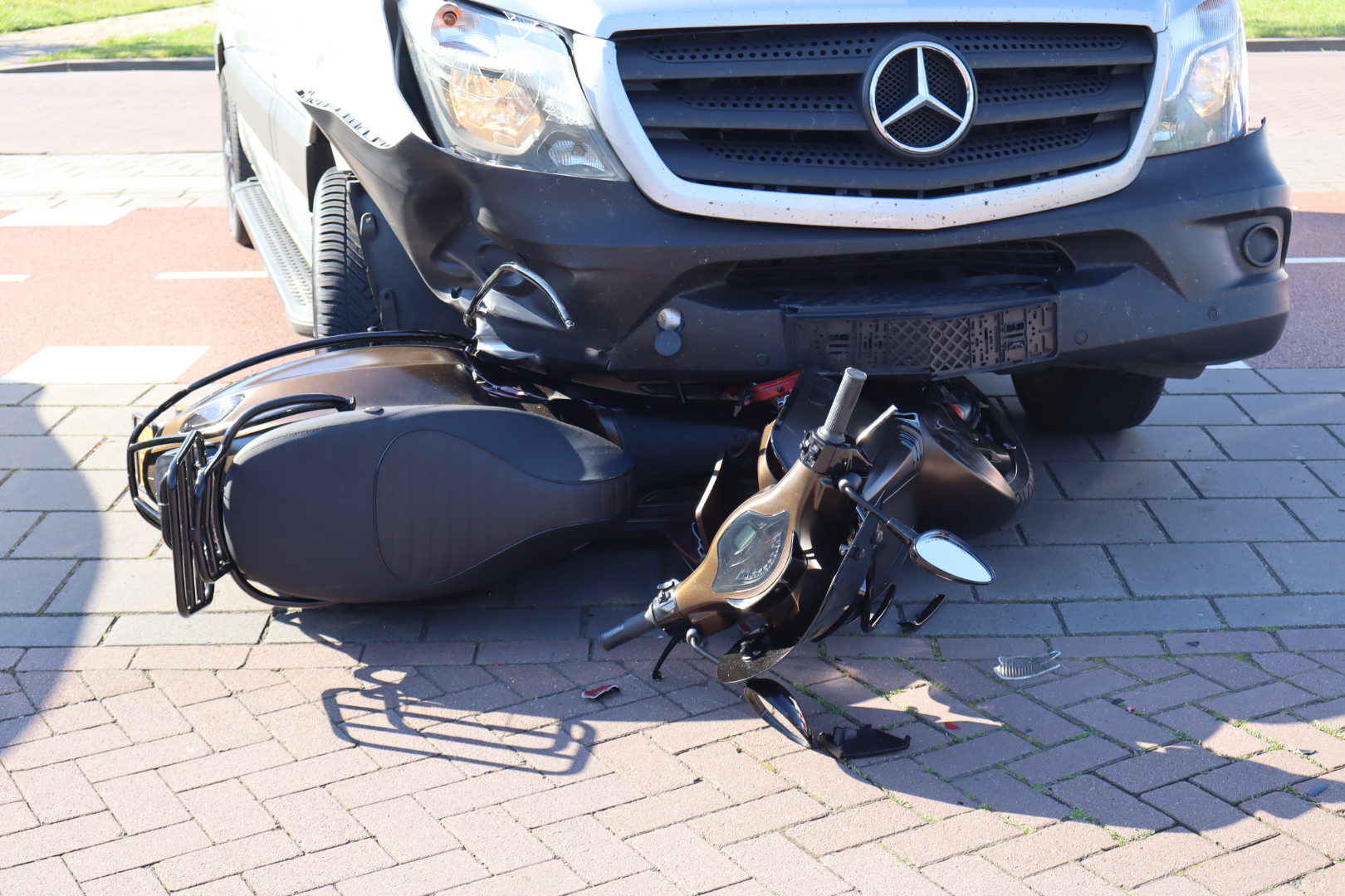 Scooterrijdster wordt geschept op fietspad door bestelbus