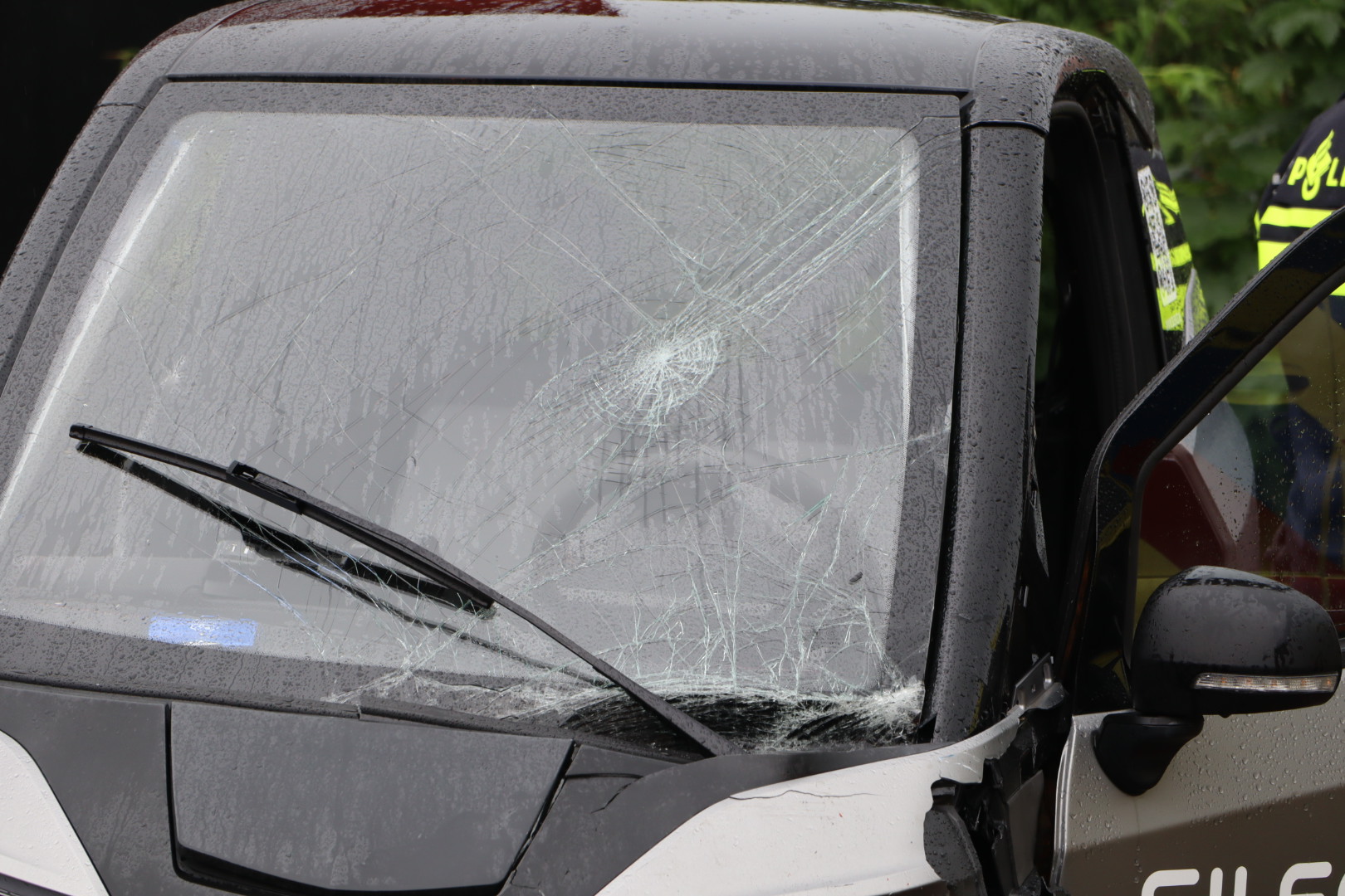 Auto rijdt achteruit en knalt tegen 45km wagentje