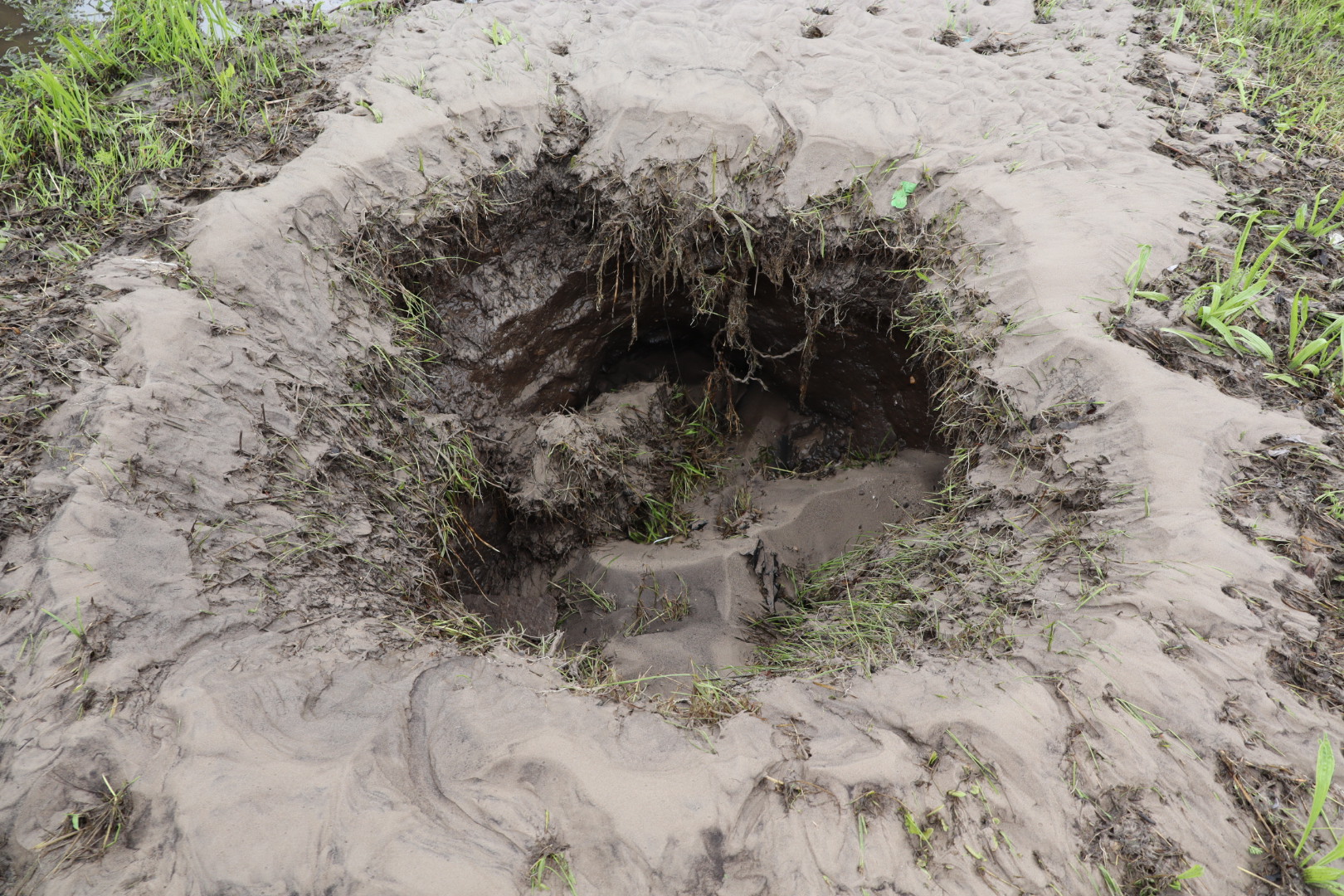 Gesprongen rioolbuis zorgt voor gat in berm