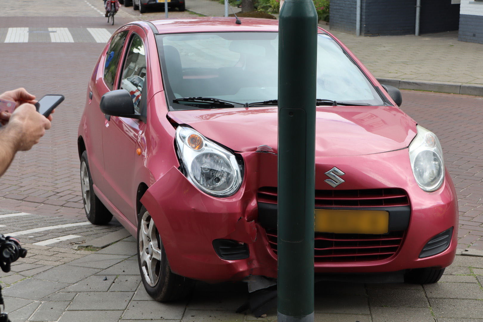 Bestuurster botst op lantaarnpaal