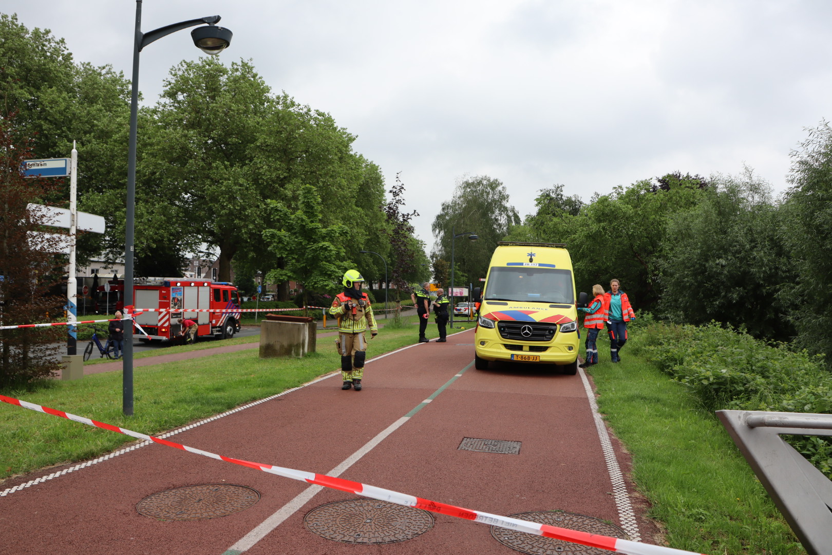 Hulpdiensten Groots Uitgerukt Voor Persoon Te Water, Drenkeling ...