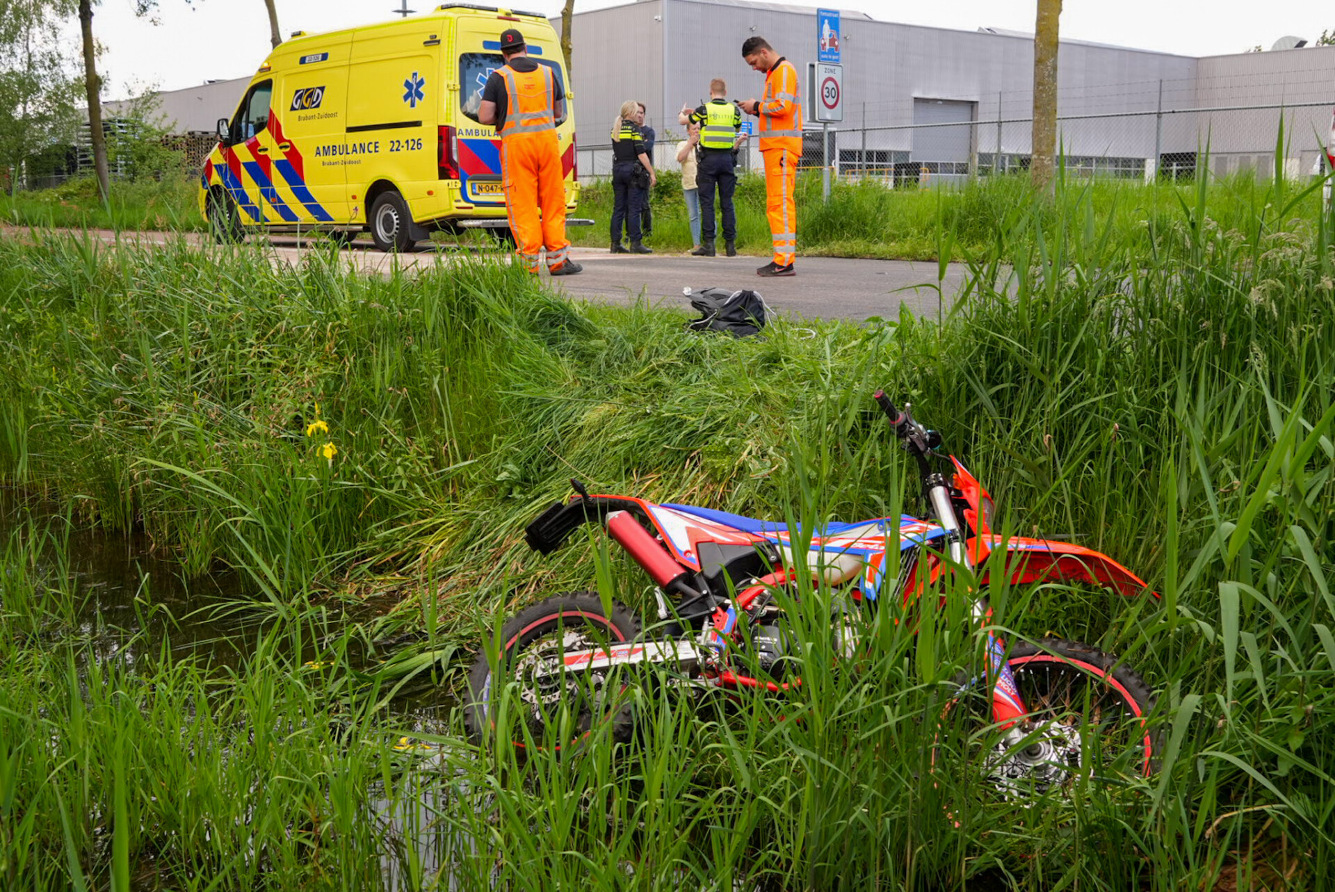 Jongen op brommer komt ten val en belandt in water