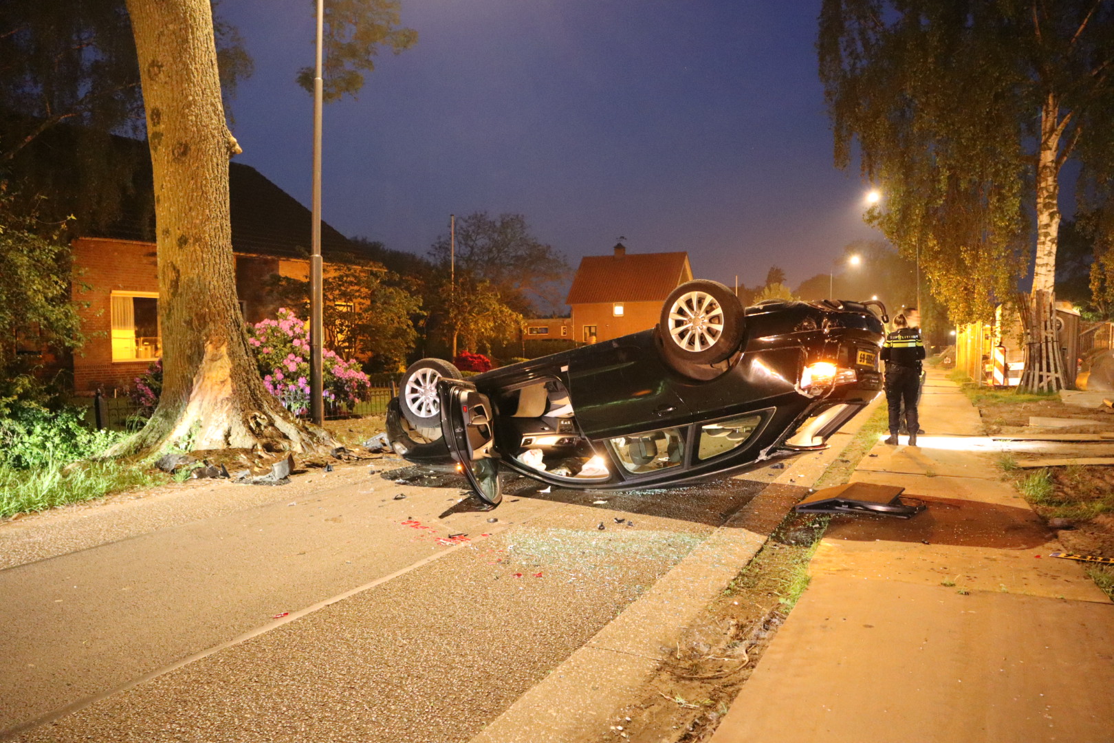 Automobilist crasht tegen boom, raakte gewond en vlucht