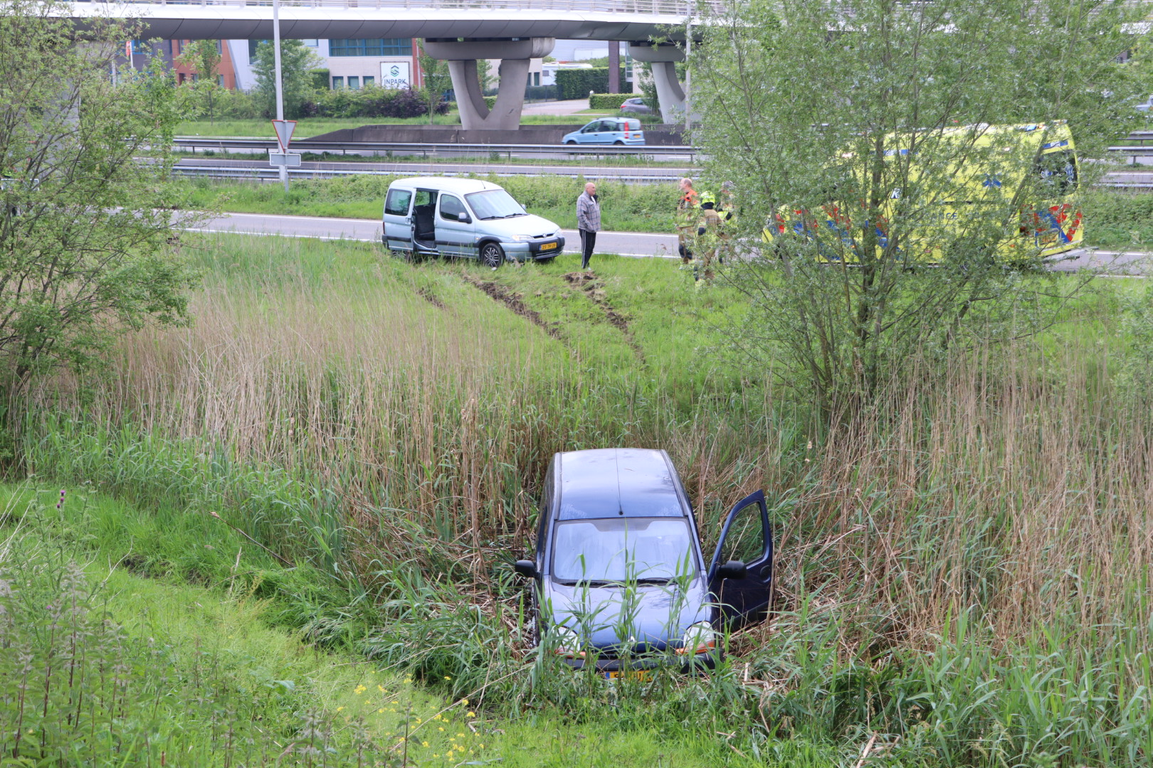 Automobilist belandt naast afrit in sloot en raakt gewond
