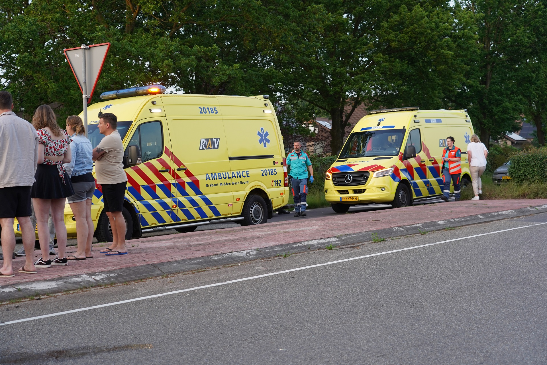 Veel Schade Na Ongeval Tussen Twee Auto’s En Bestelbus - 112Brabant