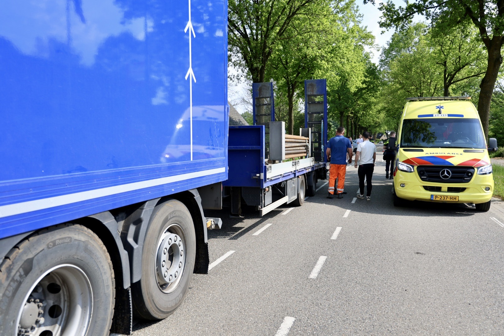 Fietser aangereden door vrachtwagen tijdens oversteken van straat