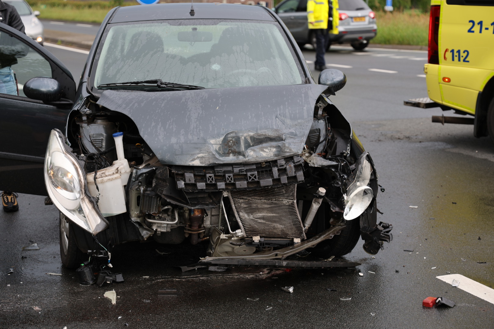 Veel schade na ongeval, weg tijdelijk afgesloten